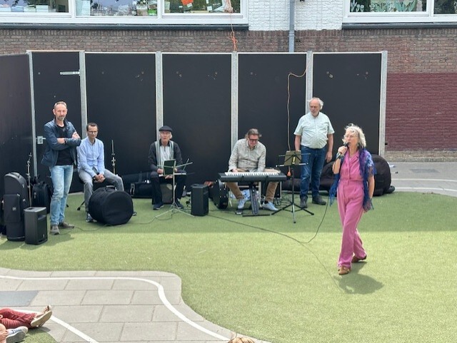 band op het schoolplein